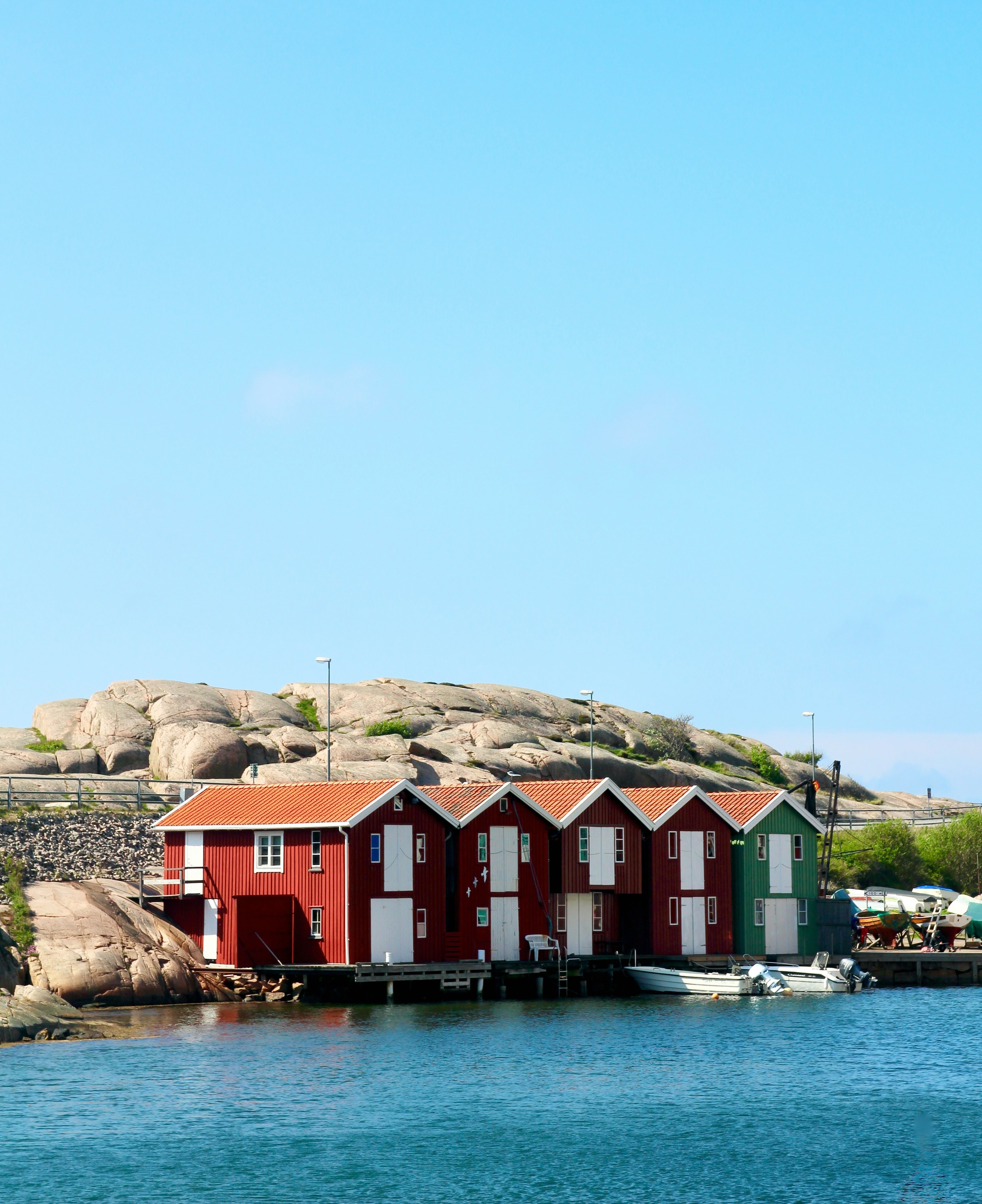 Stämningsfull marina med förtöjda båtar